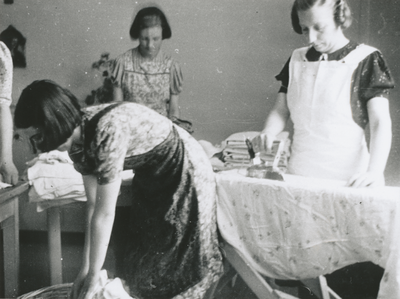 876971 Afbeelding van enkele oudere meisjes en jonge vrouwen, opgenomen zijn in het opvanghuis 'Meisjesstad' ...